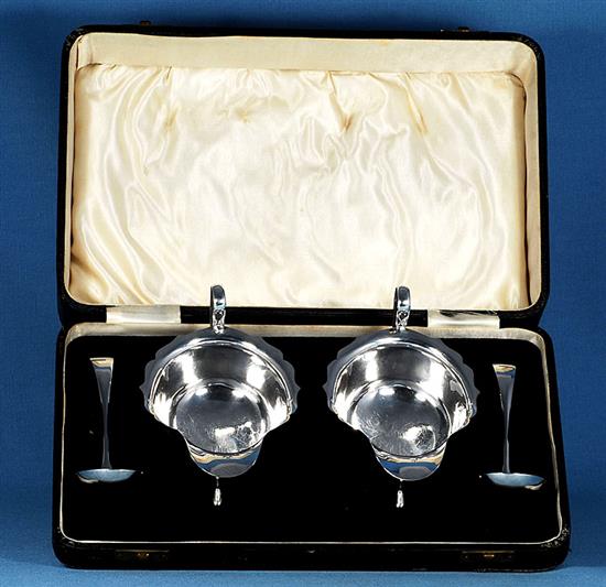 A cased pair of George V silver sauce boats and matching ladles, boat length 148mm, weight 8.8oz/276grms.